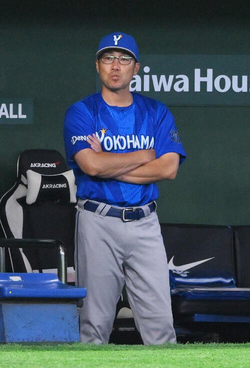 巨人対DeNA　戦況を見守るDeNA相川亮二監督(撮影･滝沢徹郎)