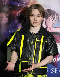 公演後、取材に応じる宇野昌磨(撮影･森本幸一)