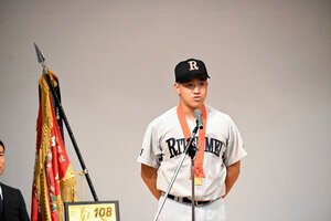 壮行会で意気込みを話す立命館宇治の江原雅登主将=宇治市