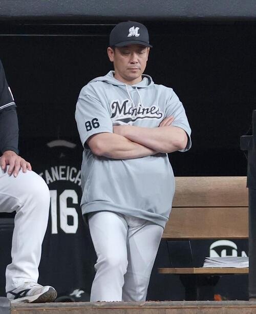 日本ハム対ロッテ　ベンチで腕を組むサブロー監督(撮影･黒川智章)