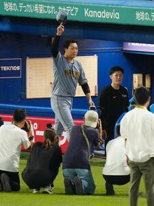 ヤクルト対阪神　ヒーローインタビューを終え、ファンの声援に応える阪神大山悠輔(撮影･鈴木みどり)