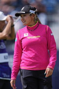 18番、ホールのグリーン上で観衆に応える桑木志帆 (AP)