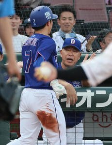 広島対中日　2回表中日1死一、三塁、高橋宏斗の先制のスクイズバントで生還した福永裕基を迎える井上一樹監督(撮影･加藤孝規)