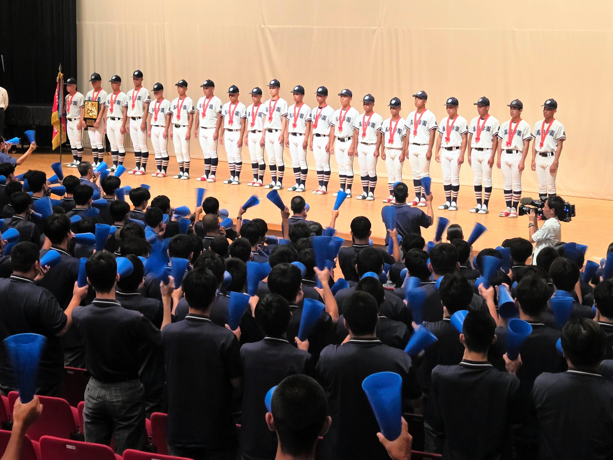 夏の甲子園に臨む高川学園の選手たちの壮行式。生徒は応援歌を歌い、選手を鼓舞した=防府市