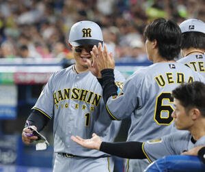 ヤクルト対阪神　7回表阪神1死一、二塁、佐藤輝明の適時二塁打で生還しナインとタッチを交わす森下翔太(撮影･増田悦実)