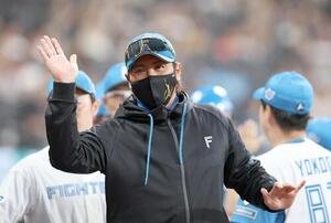 日本ハム対ロッテ　試合後、ハイタッチする新庄剛志監督(撮影･黒川智章)