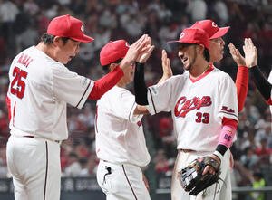 広島対中日　菊池涼介(右)を迎える新井貴浩監督(撮影･加藤孝規)