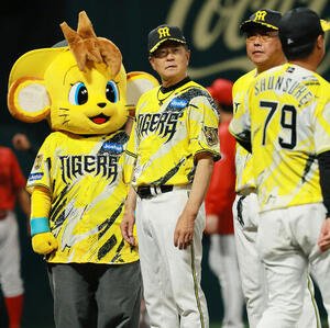 ファーム･リーグ阪神対広島　グラウンドに整列しファンにあいさつする阪神平田勝男2軍監督(撮影･上山淳一)