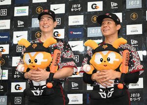 巨人対DeNA　ヒーローインタビューに笑顔で応じる巨人松本剛(左)と佐々木俊輔(撮影･滝沢徹郎)