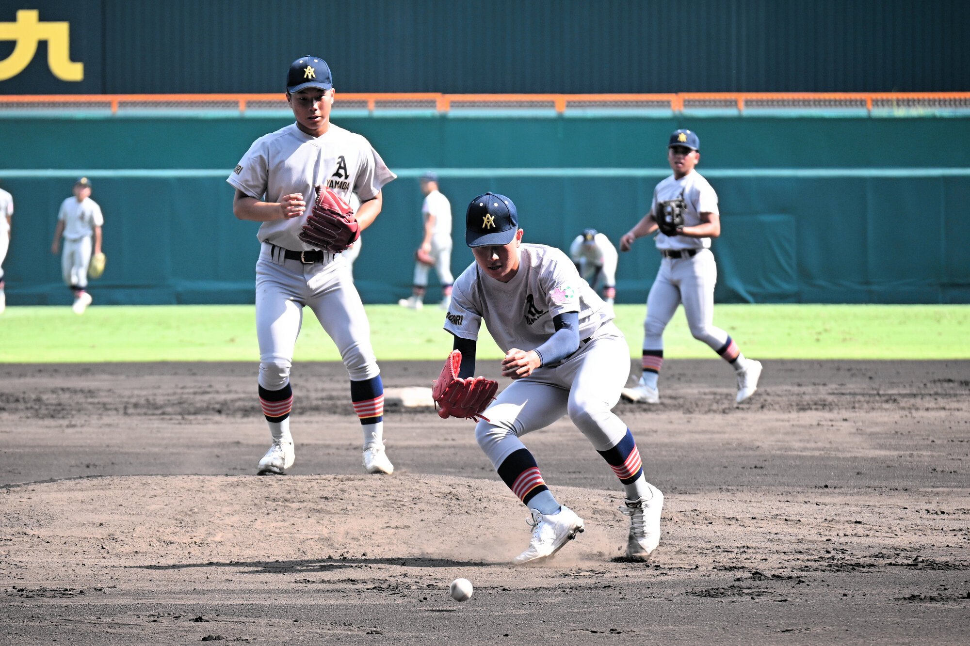 ノックを受ける青森山田の選手たち=2026年7月31日、阪神甲子園球場、小田邦彦撮影
