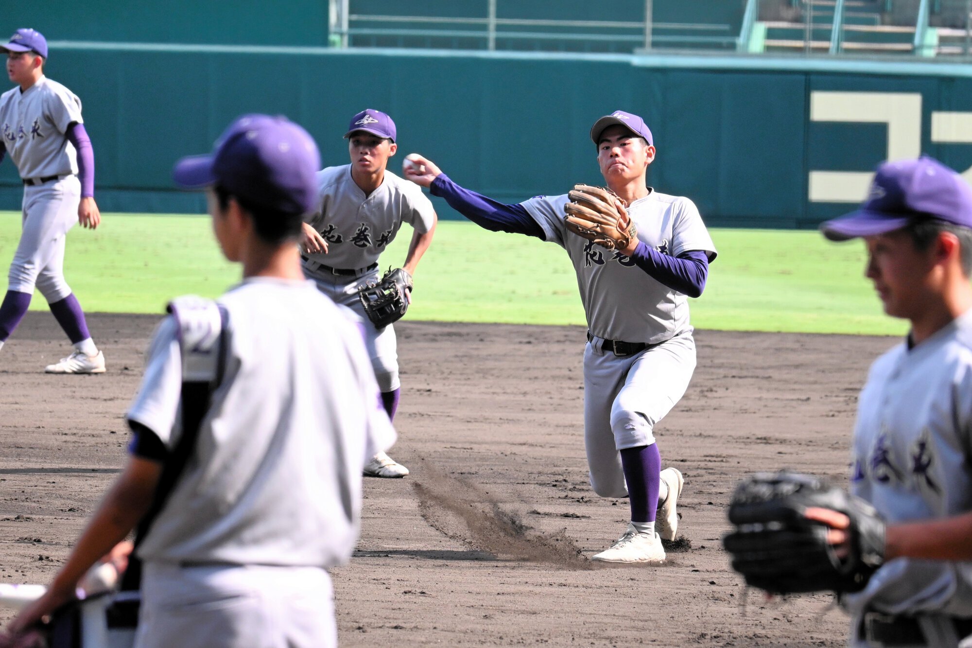 阪神甲子園球場で練習する花巻東の選手たち=2026年7月31日、兵庫県西宮市、坂田達郎撮影
