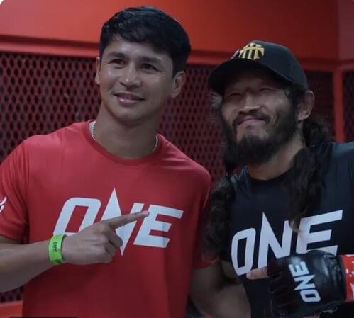 ONEフェザー級キックボクシング世界王者のスーパーボンは大会直前にはMMAで防衛戦を行うバータルフー(右)を激励していた(ONE公式Xから)