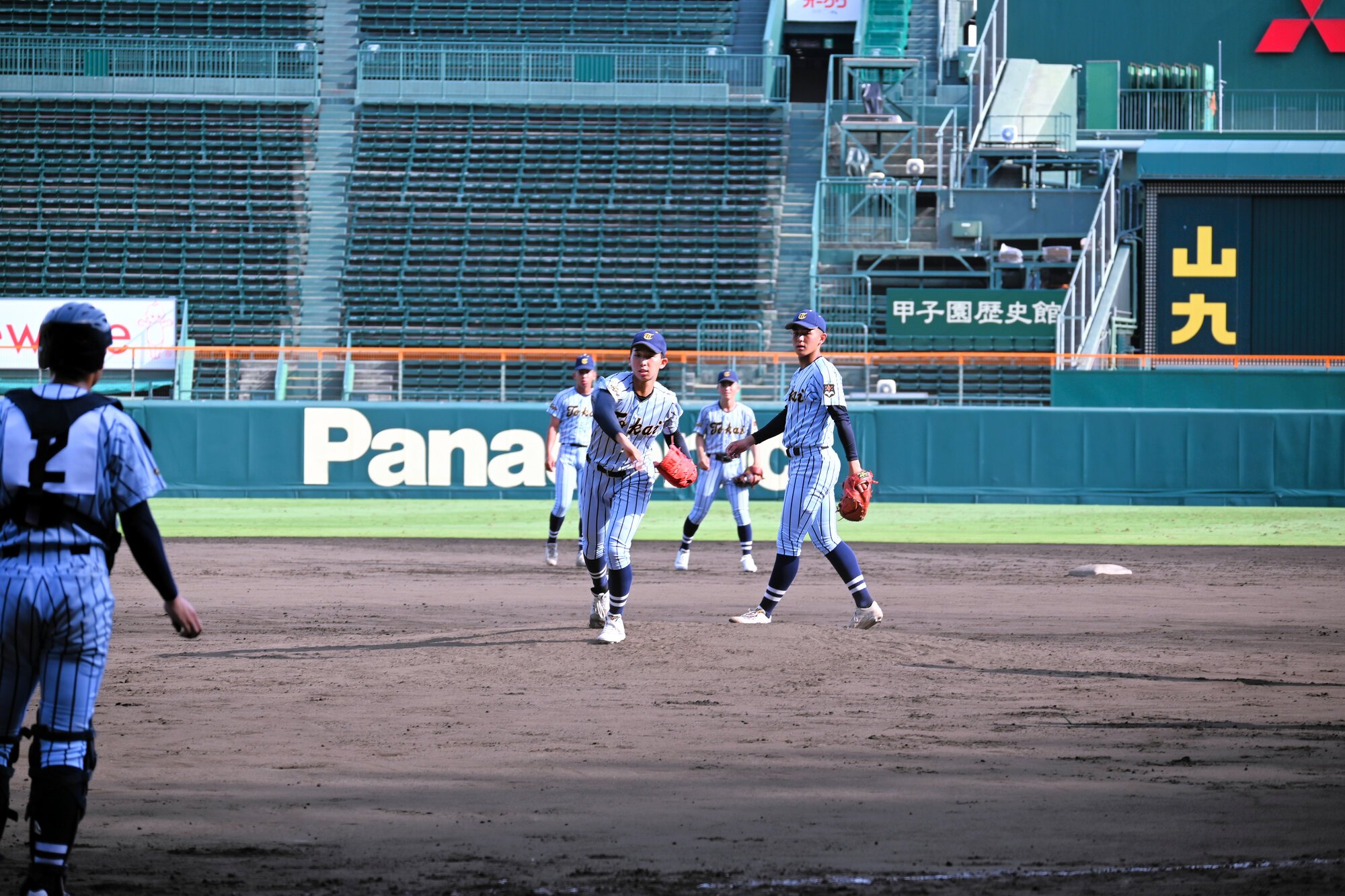 甲子園で練習する東海大甲府ナイン=2026年7月31日午後4時13分、兵庫県西宮市の阪神甲子園球場、棟形祐水撮影