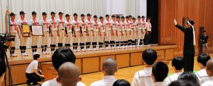 校内の壮行会でエールを受ける松商学園の選手たち=2026年7月31日午前9時45分、松本市の松商学園、志賀英樹撮影