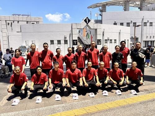 記念写真を撮る八丈高校野球部(撮影･平山連)