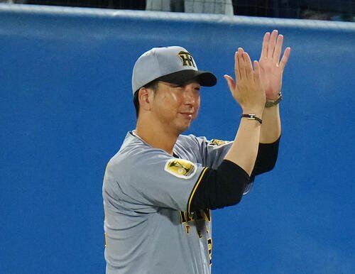 ヤクルト対阪神　ヤクルトに勝利し、ファンの声援に応える阪神藤川球児監督(撮影･鈴木みどり)