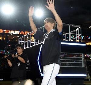 日本ハム対ロッテ　試合後、スタンドに向かって手を振る達孝太(撮影･黒川智章)
