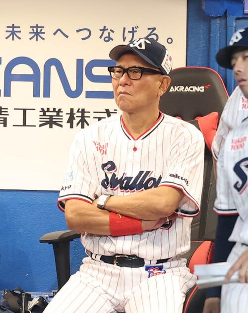 ヤクルト対阪神　戦況を見守るヤクルト池山隆寛監督(撮影･増田悦実)