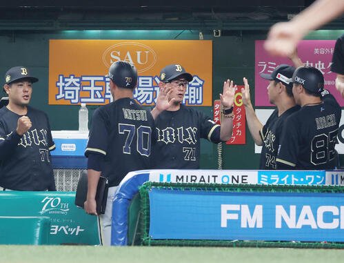 西武対オリックス　西武に延長戦の末に勝利しタッチを交わすオリックス岸田護監督(中央)(撮影･河田真司)