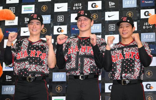 巨人対DeNA　ヒーローインタビューを終え記念撮影する巨人の、左から松本剛、スペンサー･ハワード、佐々木俊輔(撮影･滝沢徹郎)