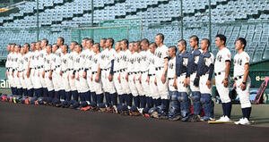 練習開始前、ベンチ前で目を閉じる神村学園(撮影･和賀正仁)