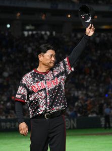 巨人対DeNA　試合に勝利しファンにあいさつする巨人橋上秀樹監督代行(撮影･滝沢徹郎)
