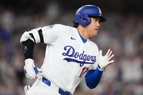 レッドソックス戦の4回、二塁打を放つドジャース大谷翔平(AP)