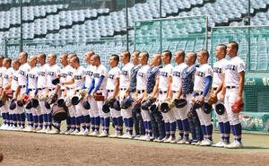 グラウンドに向かってあいさつをする履正社ナイン(撮影･上田博志)