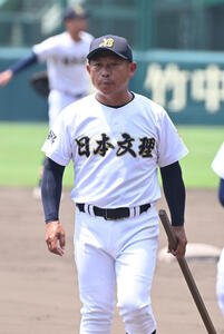 ナインの動きをチェックする日本文理･鈴木崇監督(撮影･和賀正仁)