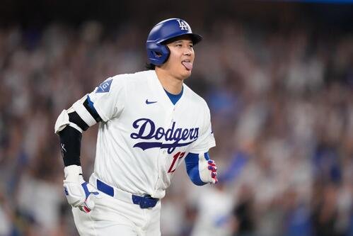レッドソックス戦の5回、24号逆転2ランを放つドジャース大谷翔平(AP)