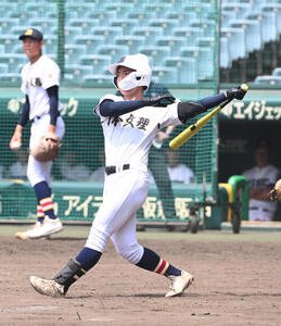 打撃練習で快音を響かせる日本文理･臼木彪牙(撮影･和賀正仁)