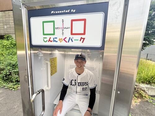 試合後に人型冷蔵庫｢ど冷えもん｣に入った西武篠原(撮影･金子真仁)
