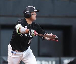 日本ハム対ロッテ　9回表ロッテ無死一塁、2点本塁打を放つ佐藤都志也(撮影･黒川智章)