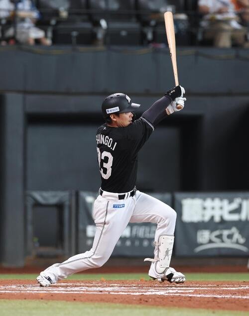 日本ハム対ロッテ　6回表ロッテ1死満塁、2点適時二塁打を放つ石川慎吾(撮影･黒川智章)