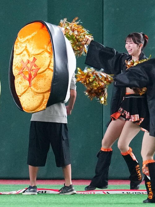 巨人対DeNA 4回表終了後の｢すしレース｣はウニが制する(撮影･江口和貴)