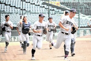 サイレンと共にグラウンドに走り出す立命館宇治の選手ら=2026年8月1日午前11時40分、阪神甲子園球場、石山綾香撮影
