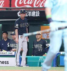 西武対オリックス　7回裏西武1死三塁、リクエストを要求する岸田護監督(撮影･河田真司)