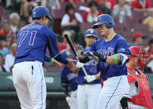 広島対中日　1回表中日2死、先制左越え本塁打を放った細川成也(撮影･加藤孝規)