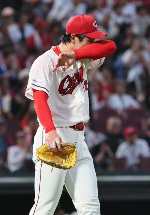 広島対中日　4回表中日2死一、三塁、石伊雄太に左越え3点本塁打を浴びた斉藤優汰(撮影･加藤孝規)