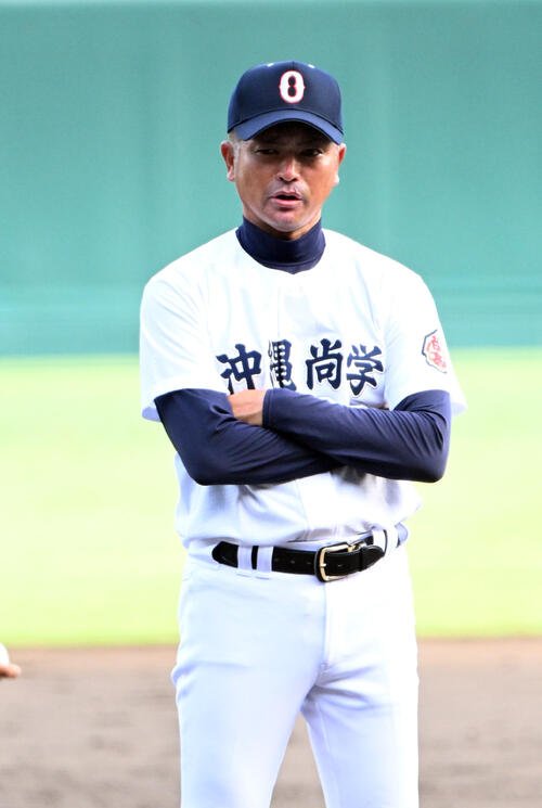 練習を見守る沖縄尚学･比嘉公也監督(2026年7月31日撮影)