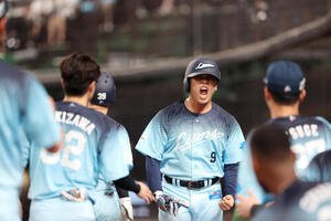 西武対オリックス　7回裏西武1死一塁、林安可の同点適時二塁打で生還し雄たけびを上げる蛭間拓哉(撮影･河田真司)