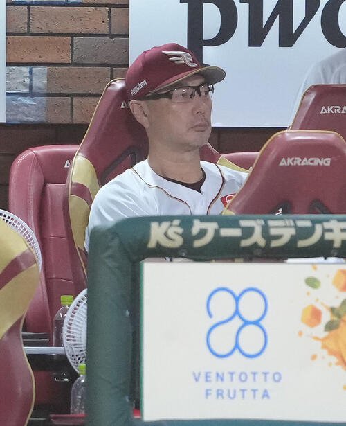 楽天対ソフトバンク　戦況を見つめる楽天吉井理人監督(撮影･足立雅史)