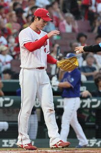 広島対中日　3回表中日2死二塁、村松開人に右前適時打を浴びた斉藤優汰(撮影･加藤孝規)