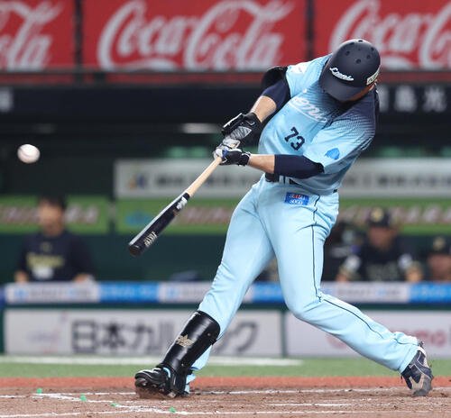 西武対オリックス　7回裏西武1死一塁、同点適時二塁打を放つ林安可(撮影･河田真司)