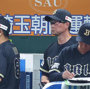 西武対オリックス　西武に敗れ引き揚げる岸田護監督(撮影･河田真司)
