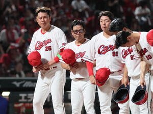 広島対中日　敗れた新井貴浩監督(左)(撮影･加藤孝規)