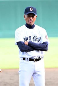 練習を見守る沖縄尚学･比嘉公也監督(2026年7月31日撮影)