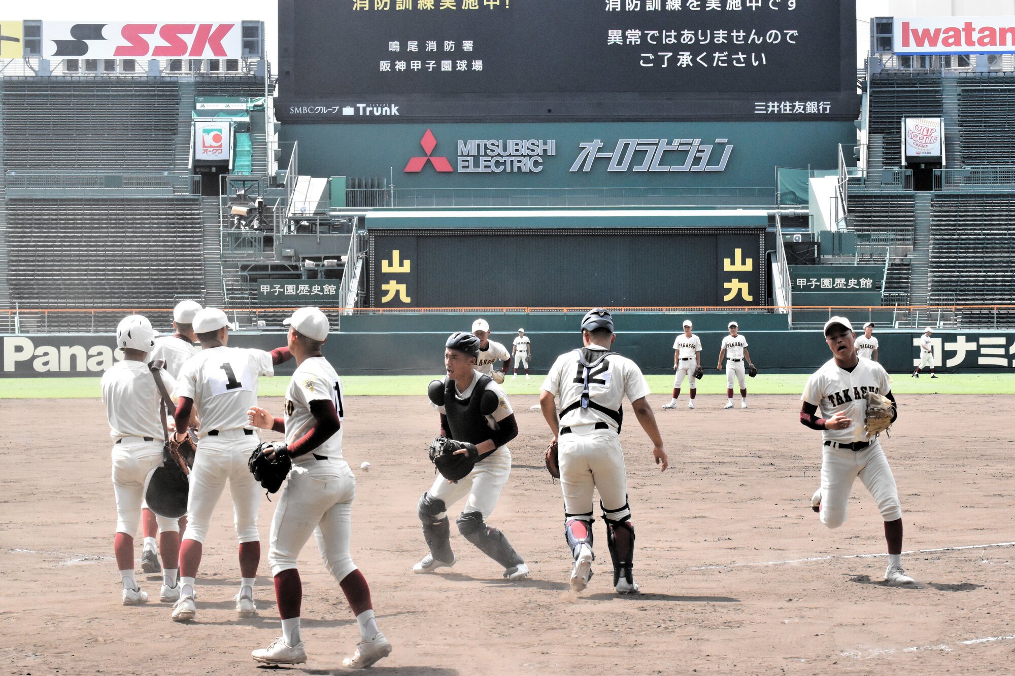 阪神甲子園球場で守備練習をする高岡商の選手=2026年8月1日、阪神甲子園球場、前多健吾撮影
