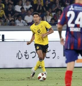 東京対ドルトムント　前半、パスを出すドルトムントジョーブ･ベリンガム(撮影･山本朝陽)