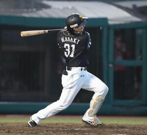 楽天対ソフトバンク　3回表ソフトバンク2死一塁、正木智也は左越え2点本塁打を放つ(撮影･足立雅史)